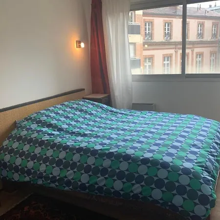 100 M With Parking And Balcony In The Hypercenter Tolosa